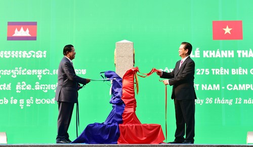 Thủ tướng Nguyễn Tấn Dũng và Thủ tướng Hun Sen cùng mở tấm vải phủ cột mốc số 275. Ảnh: VGP/Nhật Bắc.