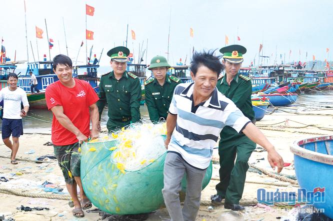  Mỗi khi ngư dân đối mặt với thiên tai, luôn được những người lính quân hàm xanh giúp đỡ.