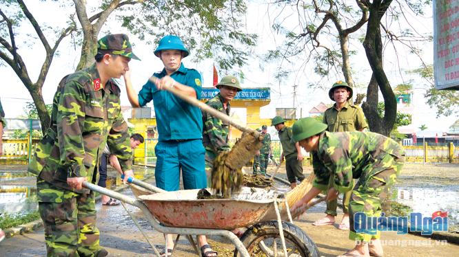  Cán bộ chiến sĩ LLVT huyện Tư Nghĩa giúp các trường học khắc phục hậu quả mưa lũ tại các trường học trên địa bàn huyện.