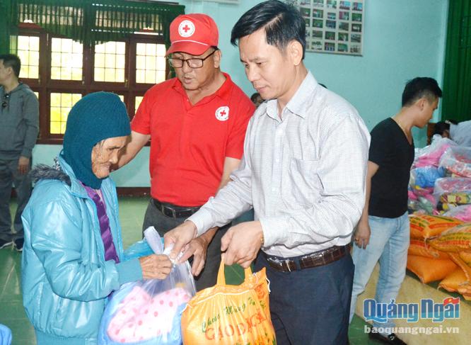 Giám đốc Công ty TNHH Dệt nhuộm Gia Anh Nguyễn Văn Thiện tặng quà cho hộ nghèo ở huyện Đức Phổ.                            ảnh: P.Lý