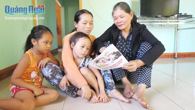 Cộng tác viên dân số xã Bình Thới tuyên truyền công tác dân số tại nhà cho các gia đình sinh con một bề gái.