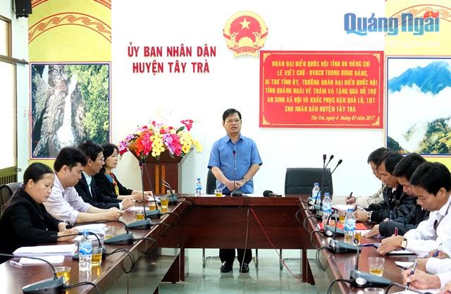 Ủy viên TƯ Đảng, Bí thư Tỉnh ủy, Trưởng Đoàn ĐBQH tỉnh Lê Viết Chữ làm việc với lãnh đạo huyện Tây Trà 