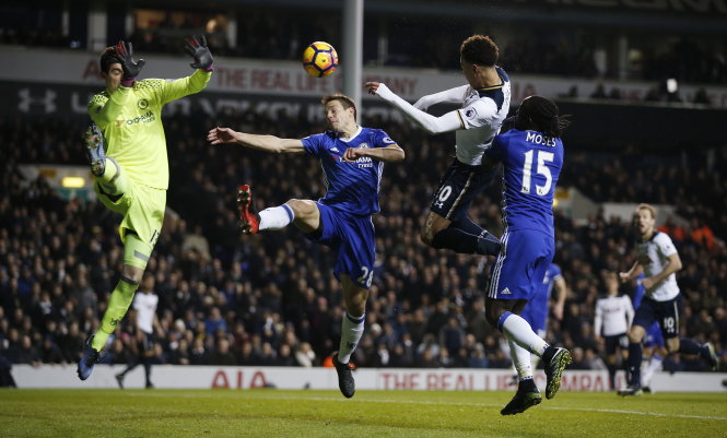 Pha đánh đầu nâng tỉ số lên 2-0 cho Tottenham của Dele Alli. Ảnh: Reuters