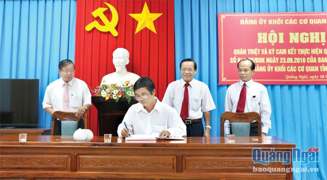 Đảng ủy Khối các cơ quan tỉnh tổ chức ký cam kết thực hiện Quyết định 306.