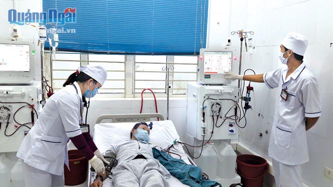 Bệnh viện Đa khoa Dung Quất ứng dụng chạy thận nhân tạo, giúp bệnh nhân giảm chi phí điều trị.