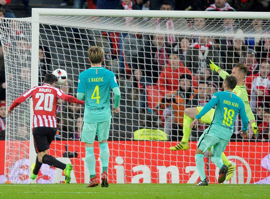  Aritz Aduriz (số 20) trong pha đánh đầu ghi bàn mở tỷ số cho Bilbao. Ảnh: Reuters