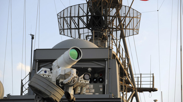Vũ khí laser Laws đã được triển khai trên một tàu hải quân Mỹ vào năm 2014 (Ảnh: US Navy)