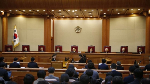  Phiên điều trần đầu tiên của tòa án hiến pháp diễn ra sáng nay, với sự tham gia của 9 thẩm phán. Ảnh: AP