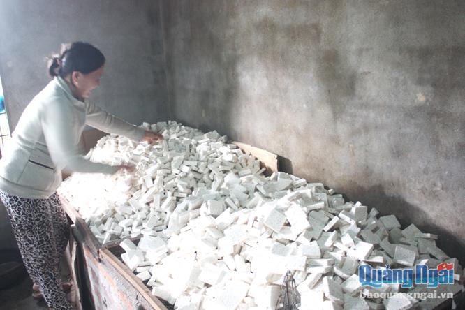Bánh quê được nhiều người thích mỗi dịp Tết đến Xuân về. Trong ảnh: Chị Trần Thị Kim Anh ở xã Nghĩa Trung sản  xuất bánh để cung cấp cho khách hàng.