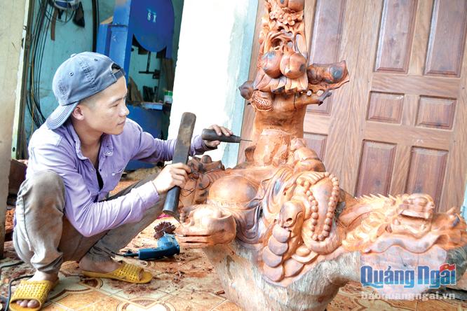 Những tháng cận Tết, các cơ sở điêu khắc tượng gỗ ở xã Nghĩa Hiệp (Tư Nghĩa) có số lượng đơn đặt hàng tăng gấp 2, 3 lần so với ngày thường.