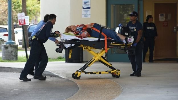  Một hành khách bị thương được đưa đến bệnh viện - Ảnh: AP