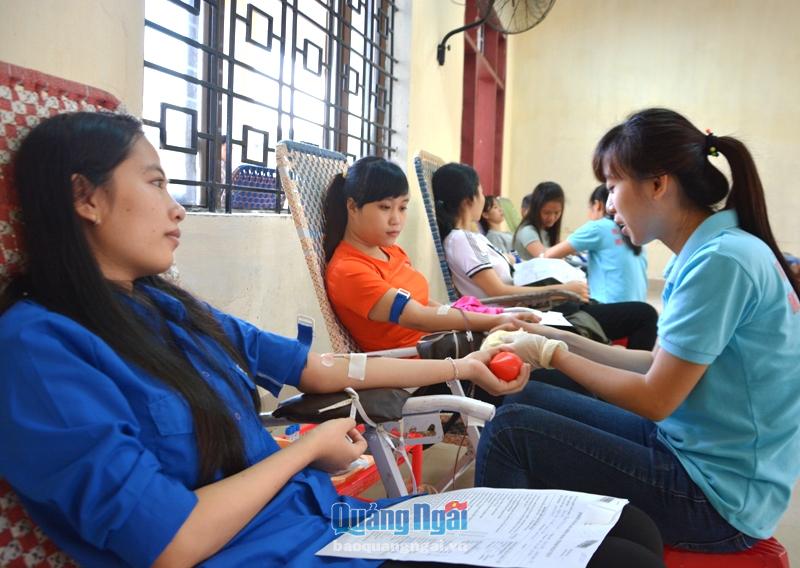 Sinh viên Trường Đại học Tài chính Kế toán hiến máu tình nguyện.