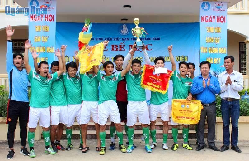 Ban Tổ chức trao thưởng cho đội bóng vô địch nội dung bóng đá nam