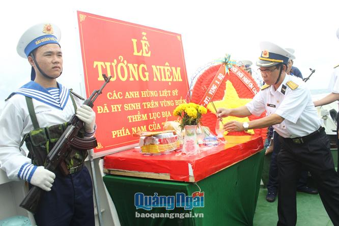  Đại tá Nguyễn Quốc Văn, Phó Chính ủy Bộ Tư lệnh Vùng 2 Hải quân thắp hương tưởng niệm các cán bộ, chiến sĩ hi sinh ở thềm lục địa phía Nam. Ảnh: Ý THU