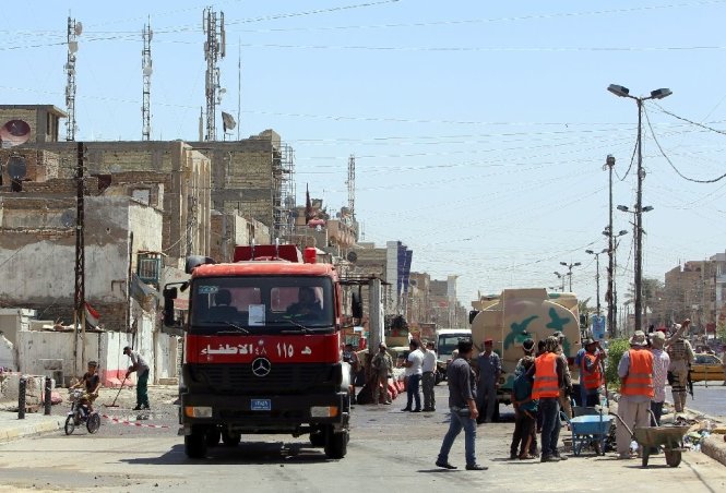  Lực lượng cứu hộ và cảnh sát tại hiện trường vụ đánh bom ở thủ đô Baghdad - Ảnh: AFP/Yahoo News