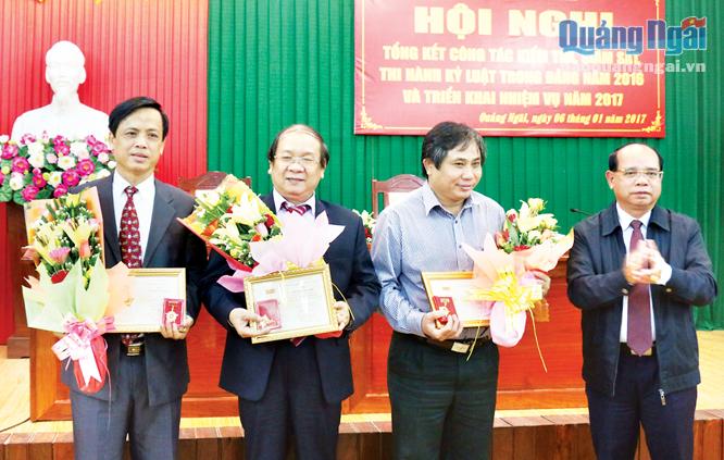 Vụ trưởng Vụ 5, UBKT Trung ương Nguyễn Huy Nhiệt trao Kỷ niệm chương vì sự nghiệp kiểm tra của Đảng cho các cá nhân.