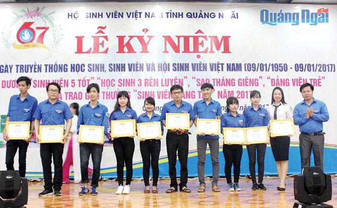  Phó Bí thư Thường trực Tỉnh đoàn Nguyễn Hoàng Hiệp trao chứng nhận “sinh viên 5 tốt” cho các bạn sinh viên.