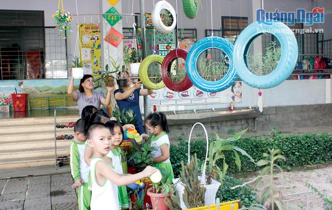 Nhiều trường ở huyện Sơn Hà được đầu tư tạo môi trường thân thiện cho trẻ đến trường.