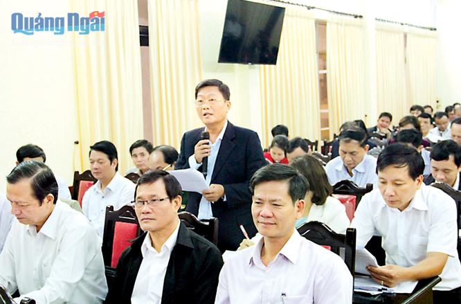 Đại biểu Huỳnh Chánh - Giám đốc Sở Tài chính phát biểu tại Hội nghị Tỉnh ủy lần thứ 6 -2016.    