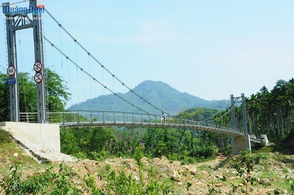 Cầu treo dân sinh Ông Bon (Sơn Tinh, Sơn Tây) 1 trong 6 cầu treo được đầu theo Đề án kiên cố hóa 186 cầu treo trên cả nước