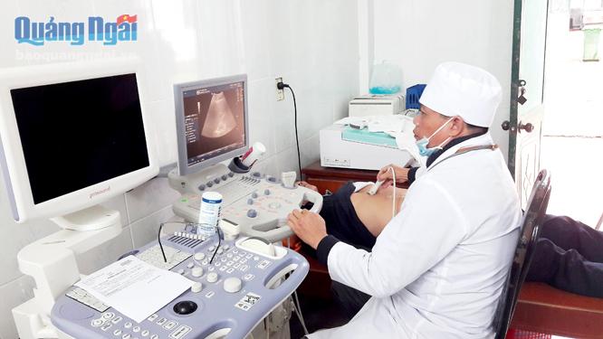 Bệnh nhân BHYT được siêu âm ở Trung tâm Y tế huyện Ba Tơ.