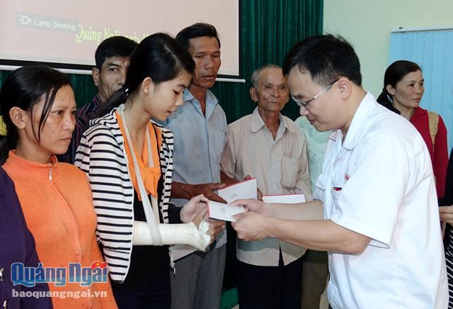 Đại diện Honda Việt Nam trao tặng quà cho người dân