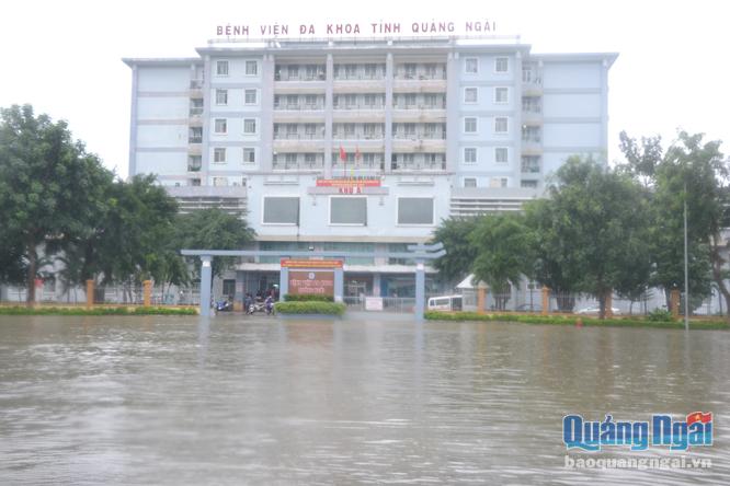  Đường vào Bệnh viện Đa khoa tỉnh, một trong những điểm ngập sâu khi có mưa lớn xảy ra.