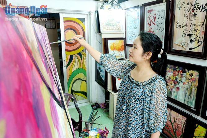  Nữ họa sĩ Diệu Hiền đang hoàn thiện bức tranh sơn dầu về phong cảnh.