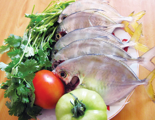 Cá rất giàu acid béo omega-3 giúp giảm cholesterol.