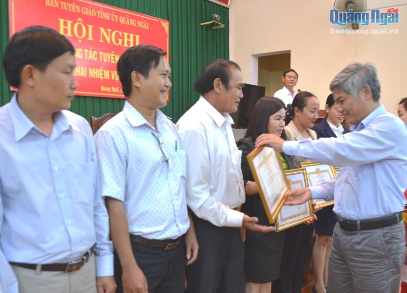 Trưởng Ban Tuyên giáo Tỉnh ủy Võ Văn Hào trao Giấy khen cho các cá nhân, tập thể.