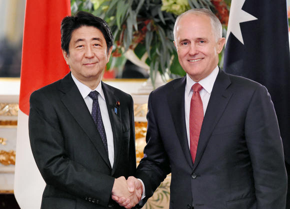 Thủ tướng Nhật Bản Shinzo Abe (trái) và người đồng cấp Australia Malcolm Turnbull. (Ảnh: AFP)
