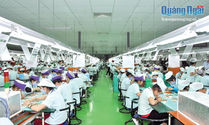 Công nhân Nhà máy điện tử Foster (Nhật Bản) tại KCN Tịnh Phong trong ca sản xuất.                                                                                                                                                          ảnh: PV