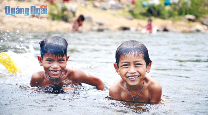 Nụ cười hồn nhiên của hai cậu bé người dân tộc Hrê ở xã Ba Lế, huyện Ba Tơ  