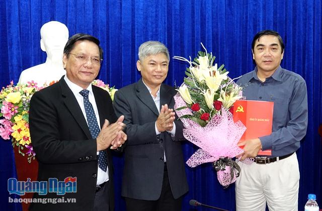 Trưởng Ban Tổ chức Tỉnh ủy Nguyễn Chín (bên trái) và Trưởng Ban Tuyên giáo Tỉnh ủy Võ Văn Hào trao Quyết định và tặng hoa chúc mừng đồng chí Nguyễn Đức On 