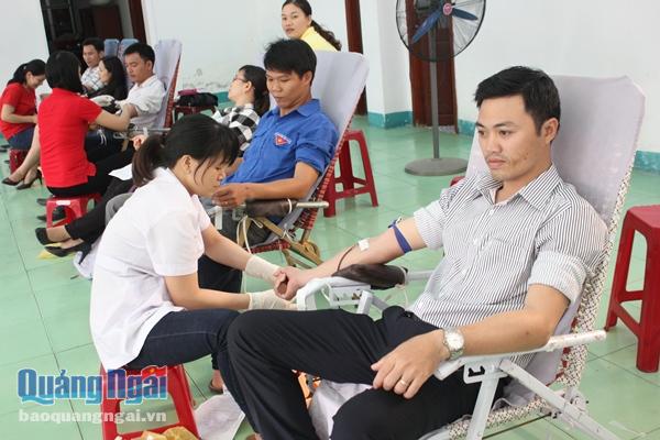 Để có đủ lượng máu dự trữ, Khoa huyết học, Bệnh viện Đa khoa Quảng Ngãi đã phối hợp với Ban chỉ đạo hiến máu tình nguyện tổ chức vận động hiến máu