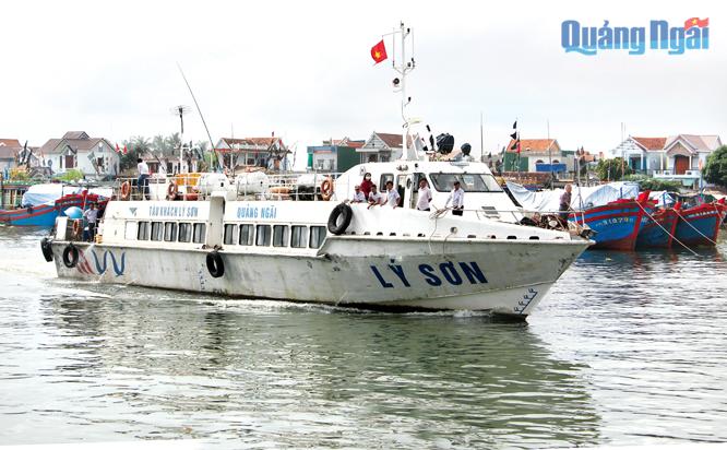 Tàu khách tuyến bờ Sa Kỳ ra đảo Lý Sơn.                               