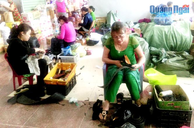  Nghề may, dán giày dép tại Chợ Quảng Ngãi giúp nhiều người kiếm thêm thu nhập dịp cận Tết.