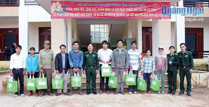 Bộ đội Biên phòng tỉnh tặng quà cho đồng bào xã Ba Lế (Ba Tơ).