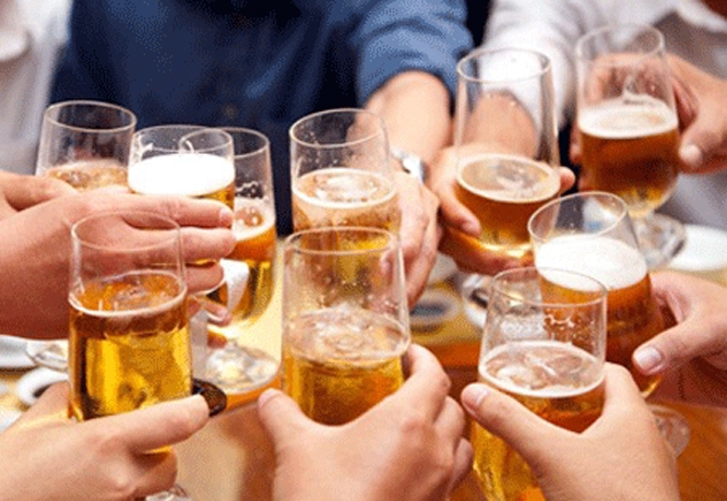 Lạm dụng nhiều rượu, bia gây nhiều tác hại đến cơ thể con người. Ảnh: Internet
