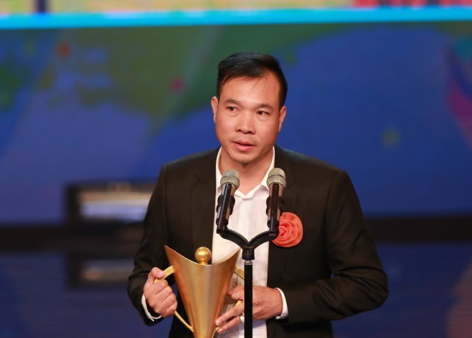  Xạ thủ Hoàng Xuân Vinh nhận giải thưởng Cúp chiến thắng. Ảnh: NAM KHÁNH