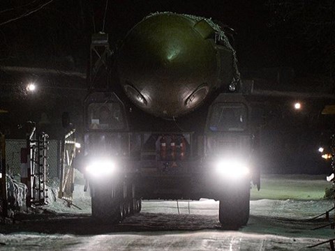 Tên lửa đạn đạo liên lục địa Topol trên xe cơ động của Nga