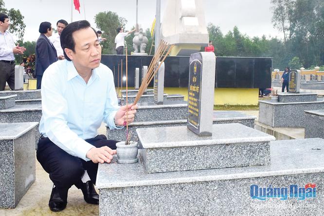 Bộ trưởng Bộ LĐ-TB&XH Đào Ngọc Dung thắp hương mộ liệt sĩ tại Nghĩa trang liệt sĩ Vạn Tường (Bình Sơn).