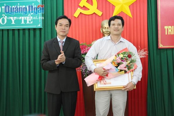 Bác sĩ Nguyễn Thái Hưng đón nhận Bằng khen của Thủ tướng Chính phủ tại Hội nghị