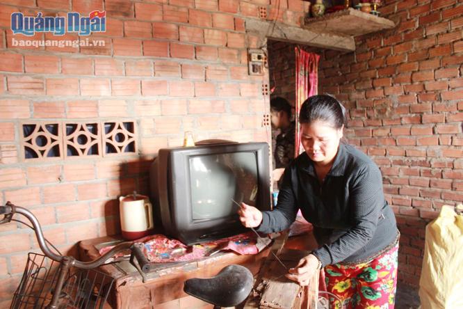 Bị câm điếc nên bà Huỳnh Thị Hà khó tìm được việc làm dù rất muốn lao động để nuôi em.