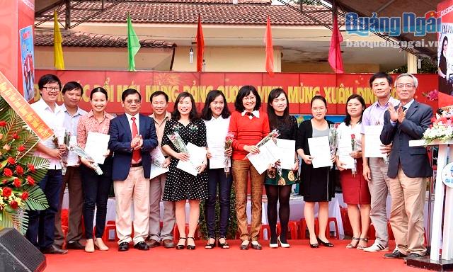 Bí thư Tỉnh ủy Lê Viết Chữ và Chủ tịch Hội Nhà báo tỉnh Hà Minh Đích đã trao giấy chứng nhận cho 12 tác giả có tác phẩm đạt báo chí chất lượng cao năm 2016