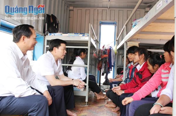 Phó Bí thư Tỉnh ủy Trần Văn Minh thăm hỏi tình hình học tập và nghỉ ngơi của các học sinh ở nội trú
