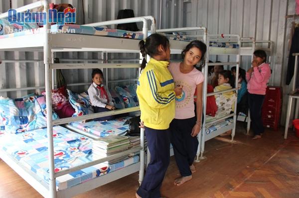 Hiện trường tiểu học- THCS Trà Lãnh có hơn 20 container là nhà bán trú cho hơn 250 em học sinh