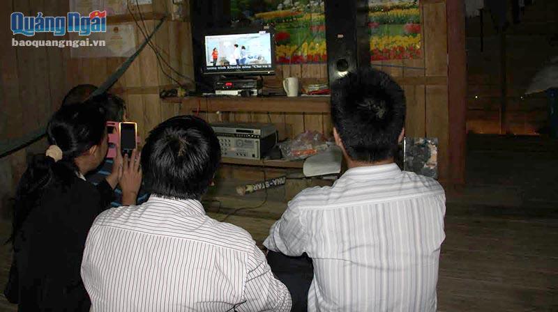 Có điện, người dân Làng Chay lần đầu tiên được xem tivi