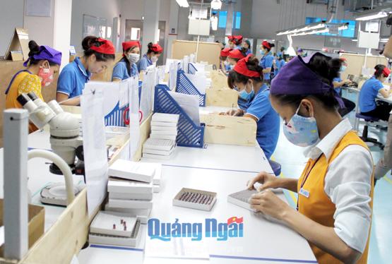Khu CN Tịnh Phong đã và đang thu hút mạnh các nhà đầu tư ngành công nghiệp phụ trợ. Trong ảnh:  Công nhân Nhà máy sản xuất linh kiện điện tử SUMIDA trong ca làm việc.