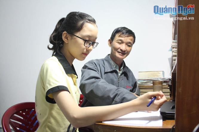 Anh Nguyễn Mậu Tú luôn quan tâm đến việc học của con.